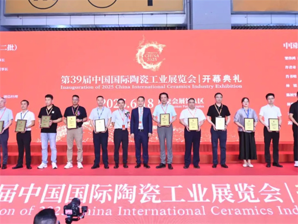 昌南文化董事長(zhǎng)付碧林榮獲“2024年中國(guó)輕工陶瓷行業(yè)數(shù)字化轉(zhuǎn)型先進(jìn)個(gè)人”